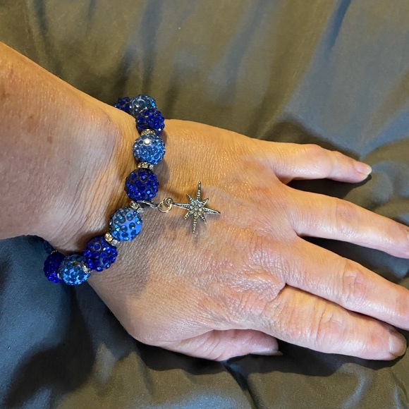 Blue sparkly stretch bracelet with snowflake charm - Picture 3 of 3